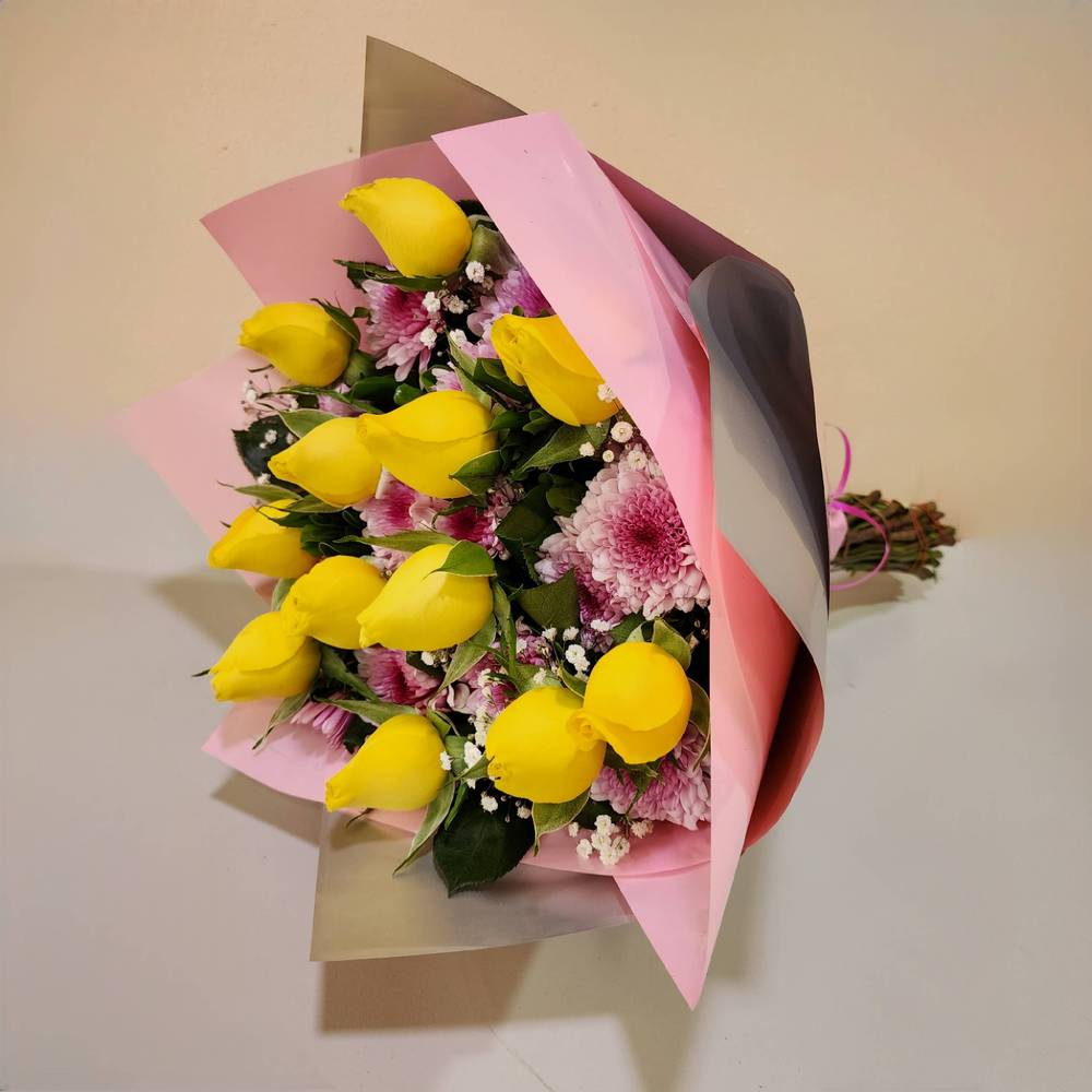 Ramo de 12 rosas amarillas y margaritas con papel rosa_0
