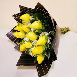 Ramo de 12 rosas amarillas y margaritas blancas con papel negro