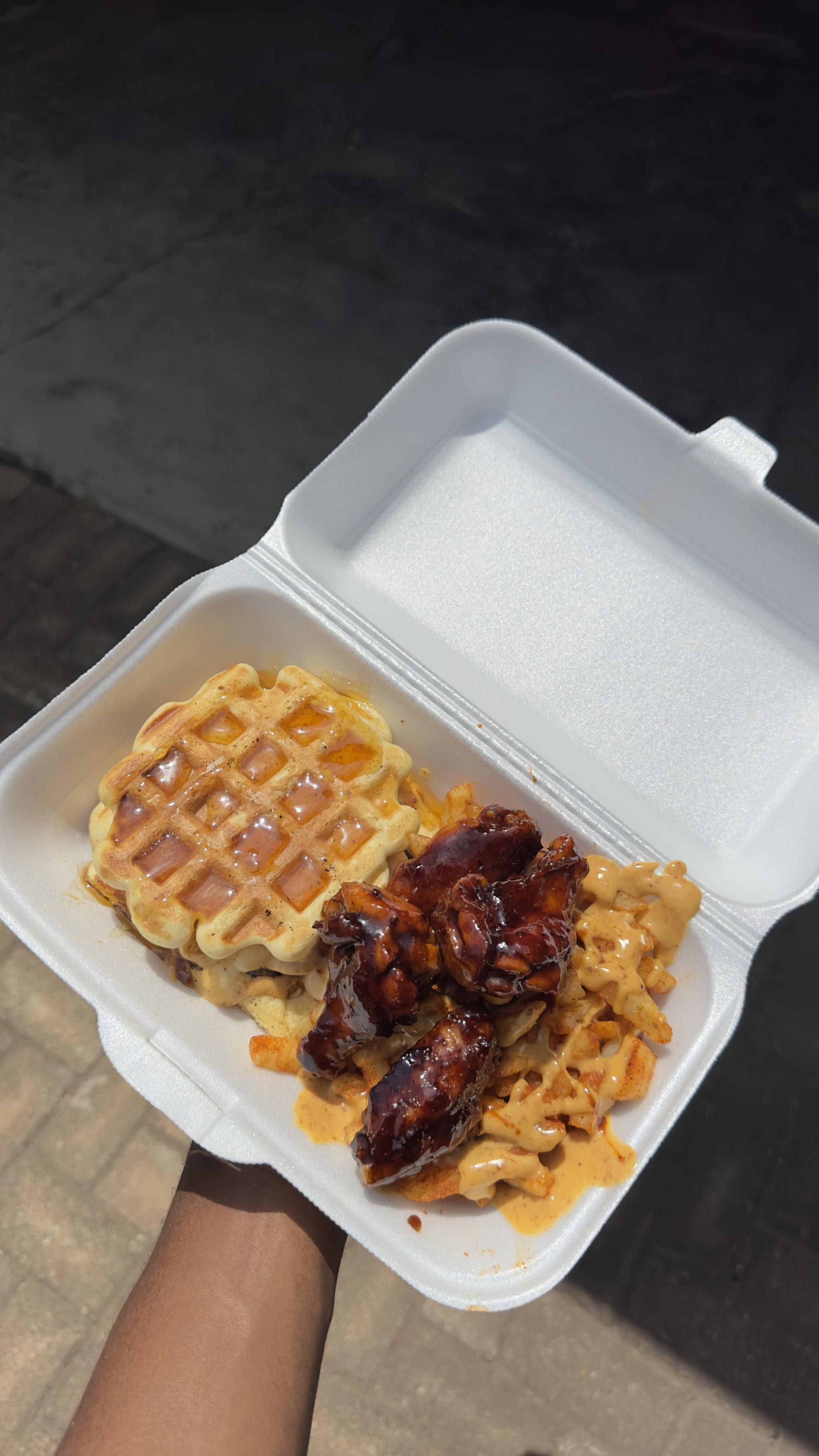 Waffle burger+Regular Fries +Four Wings_0