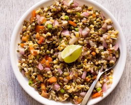 🥗 Healthy Sprouts – Green Moong