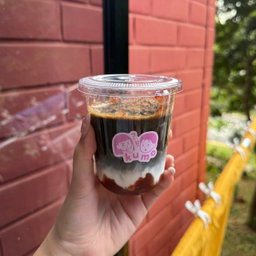 strawberry hojicha latte