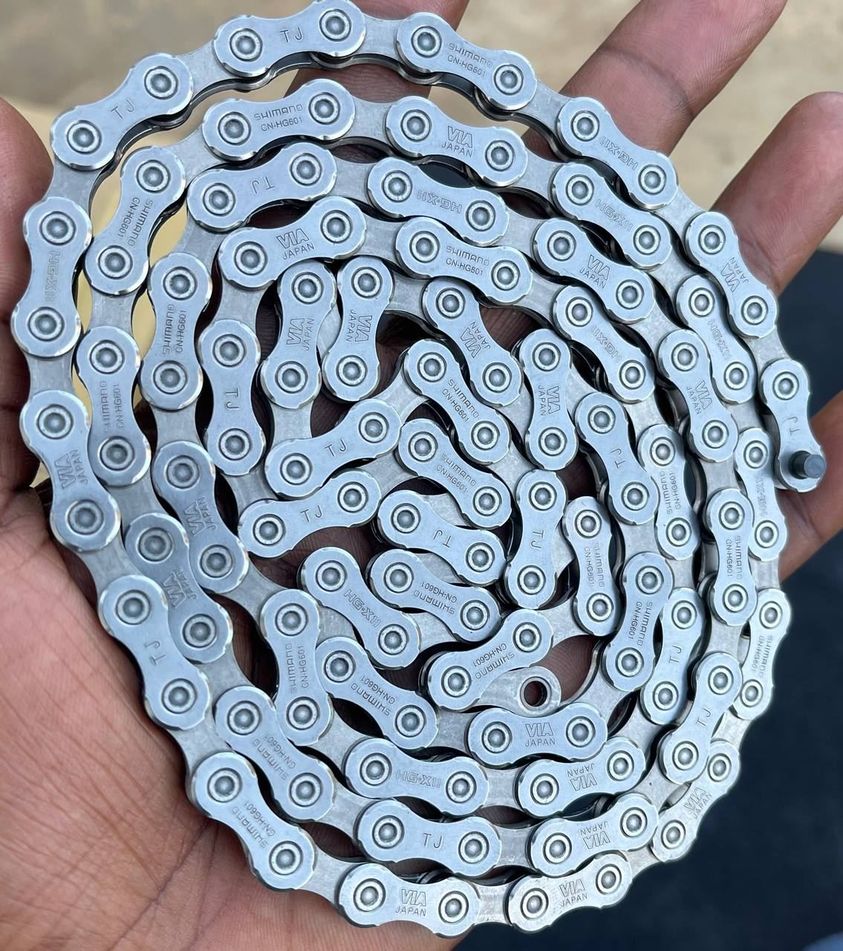 SHIMANO HG601-11 (11-Speed SIL-TEC Chain)