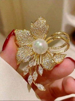 Broche fleur de prestige – Perle nacrée & cristaux scintillants