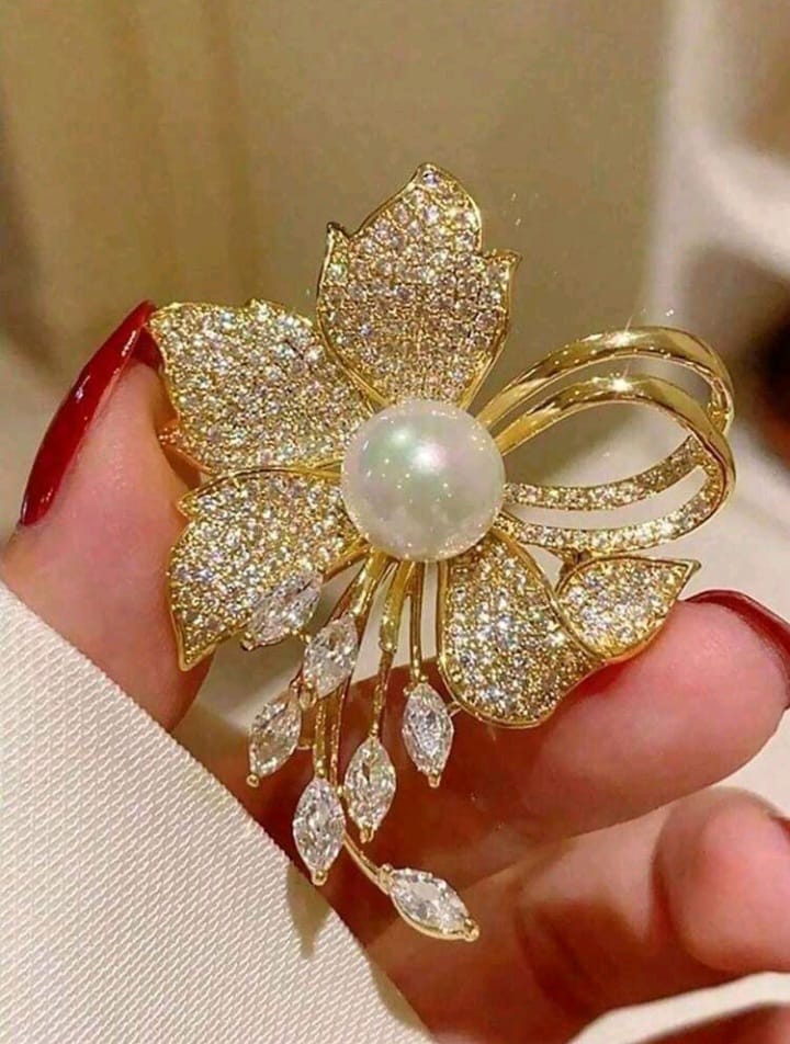 Broche fleur de prestige – Perle nacrée & cristaux scintillants_1