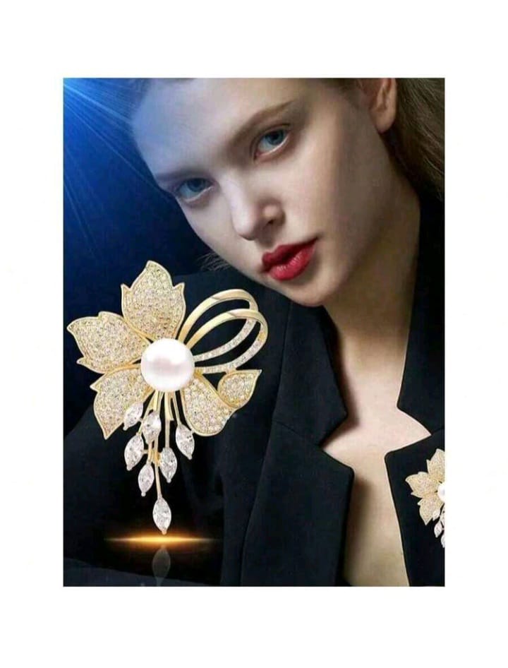 Broche fleur de prestige – Perle nacrée & cristaux scintillants_3