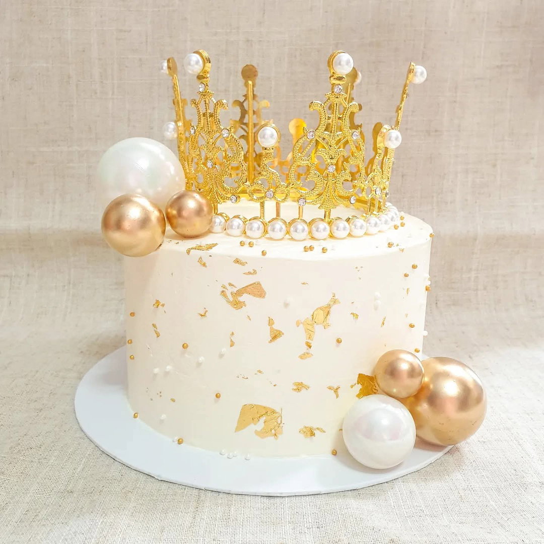 Luxe Ivory & Gold Royal Cake