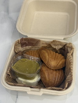 butterdduck5pcs + pistachio sauce, whipped cream