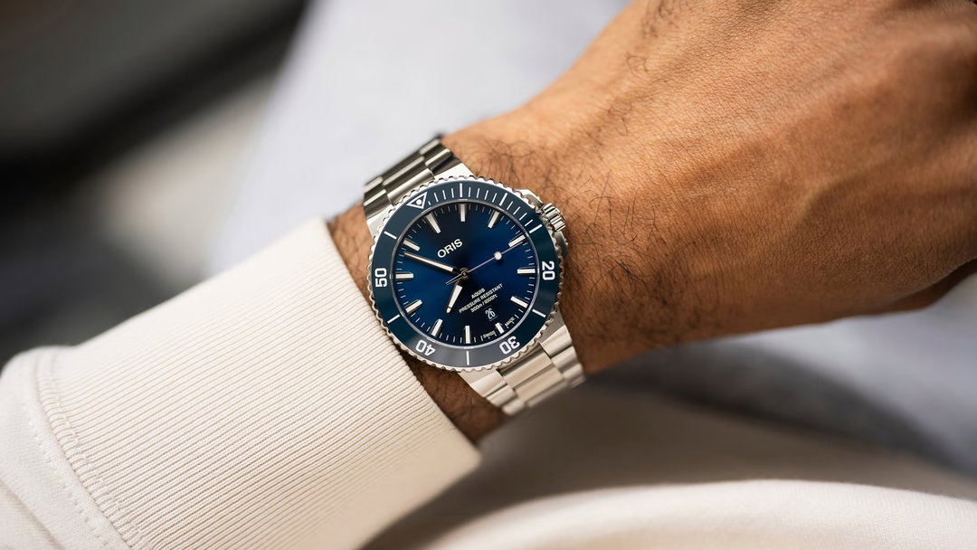 Aquis Date Blue