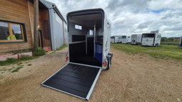 Touring Country Van de 2 caballos + cuarto de aperos – Edición 30° Aniversario de Cheval Liberté (Blanco)