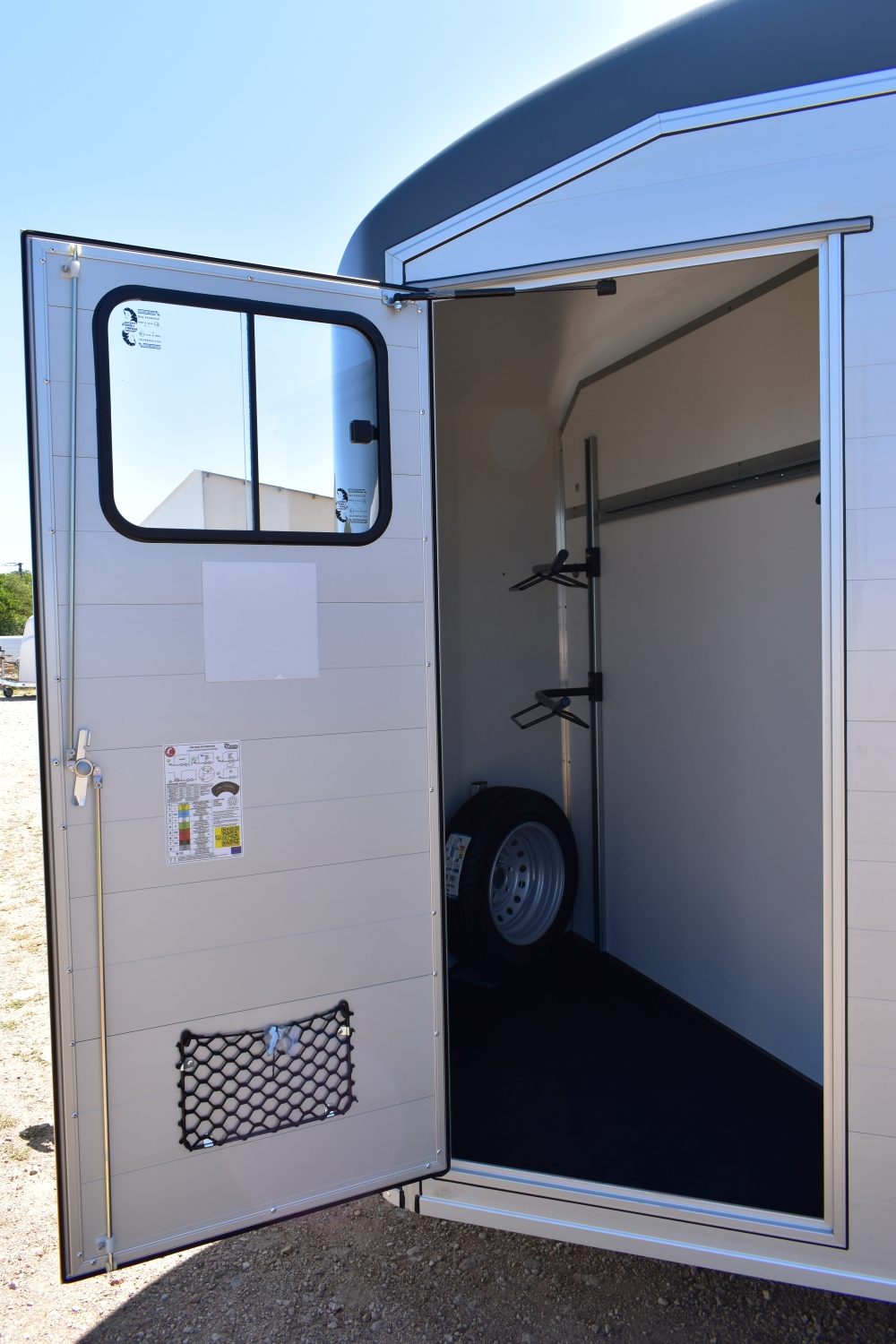 Remolques para caballos Liberté – Gris hierro – 2 plazas (transporte en diagonal)_2