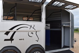 Remolques para caballos Libert Maxi 4 – Gris hierro – 4 plazas (transporte en diagonal)
