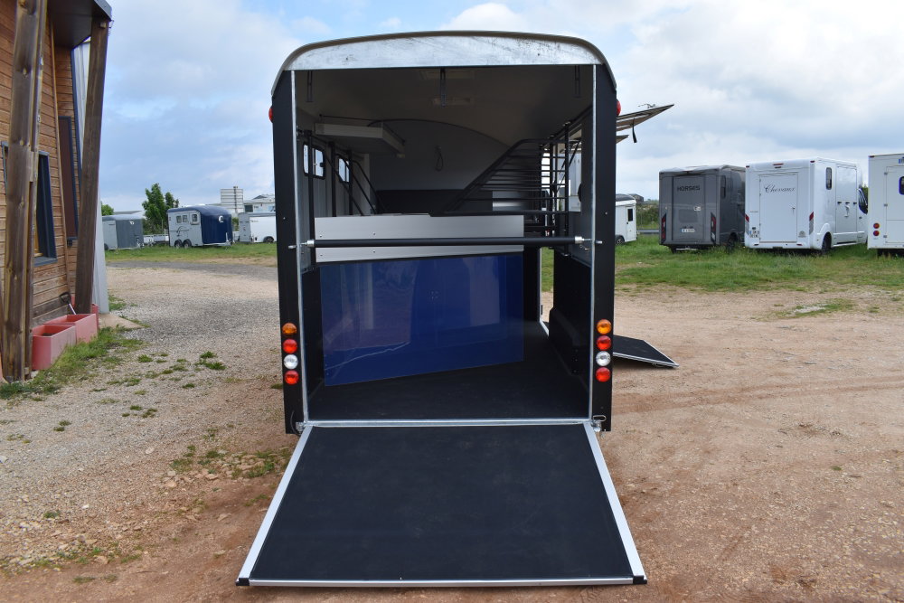 Remolques para caballos Libert Maxi 4 – Gris hierro – 4 plazas (transporte en diagonal)_2