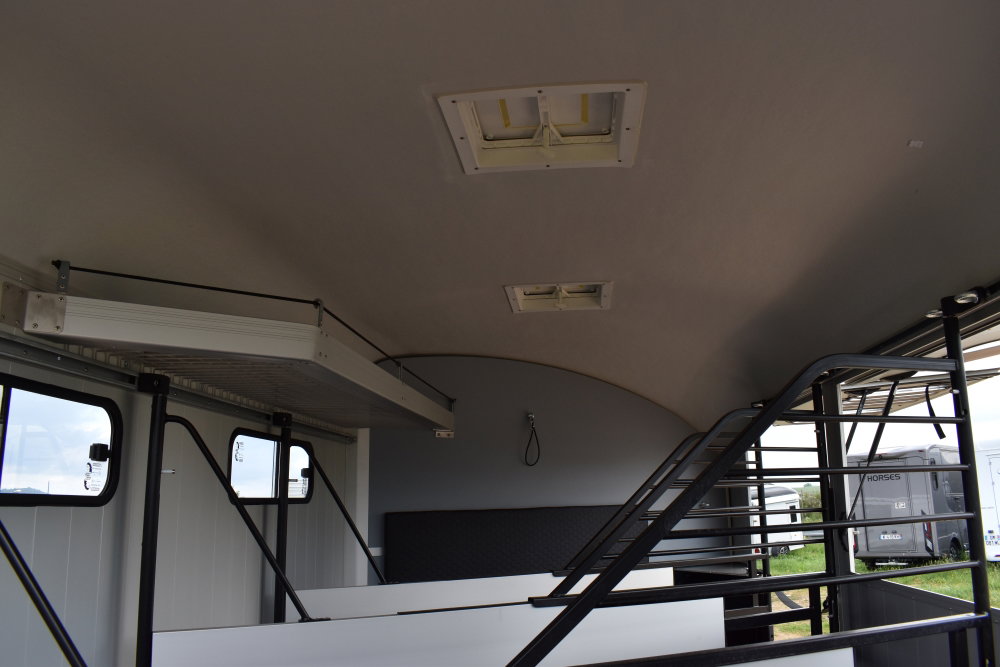 Remolques para caballos Libert Maxi 4 – Gris hierro – 4 plazas (transporte en diagonal)_4