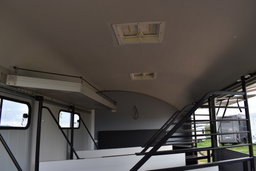 Remolques para caballos Libert Maxi 4 – Gris hierro – 4 plazas (transporte en diagonal)