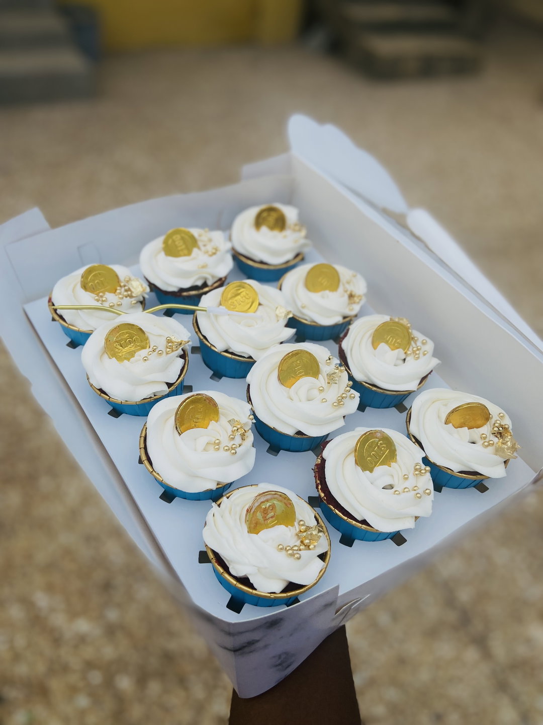 12 cupcakes 