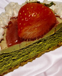 Matcha Strawberry Burnt Basque Cheesecake 