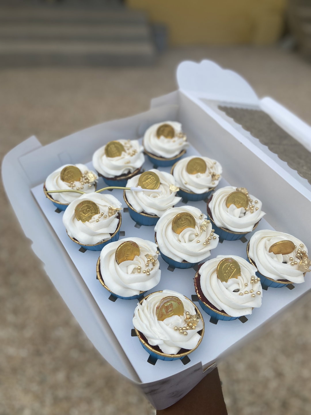 12 cupcakes