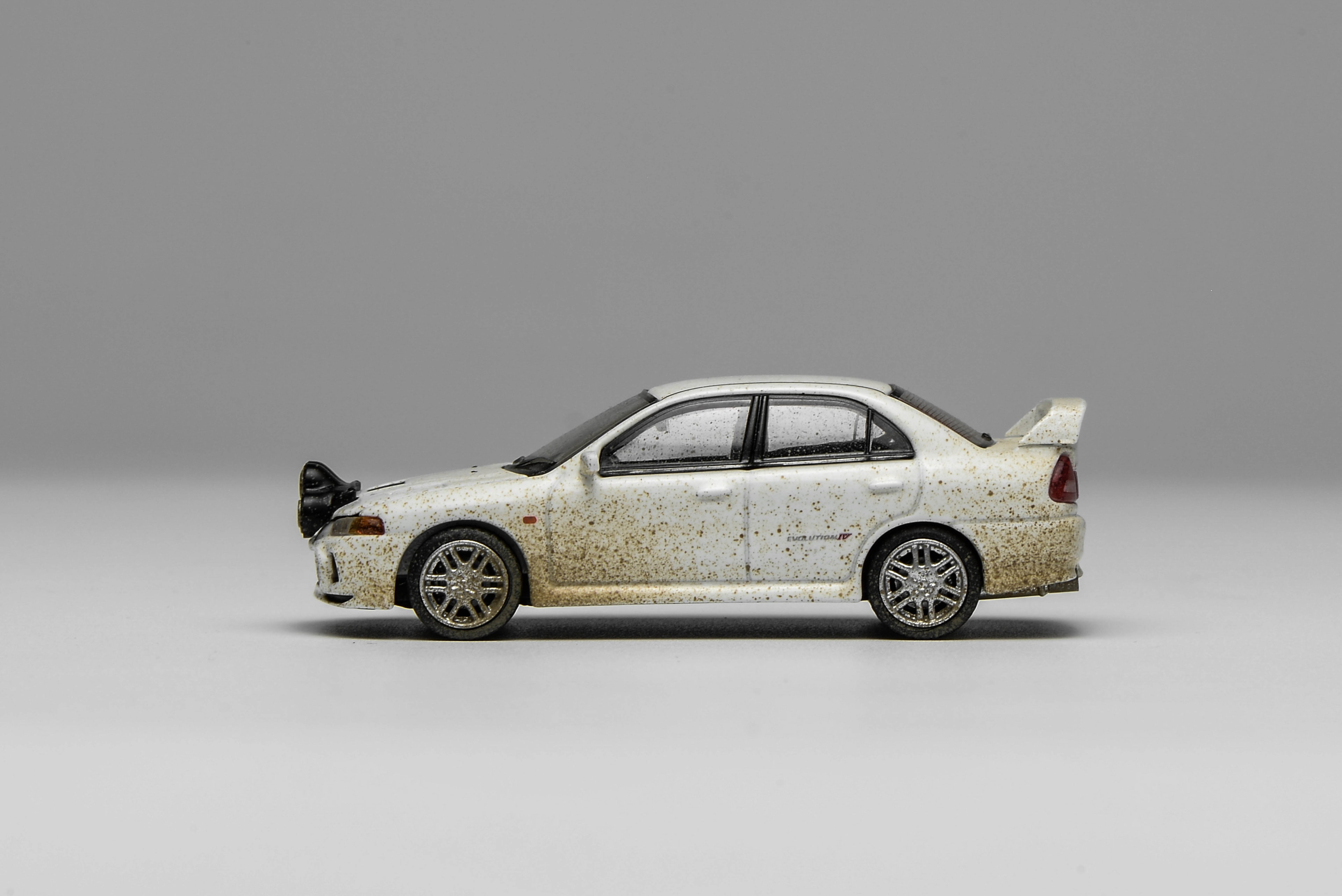 MOTOR HELIX MODEL 1/64 MITSUBISHI LANCER EVO 4 - MUDDY VERSION WITH RALLY LIGHT_2
