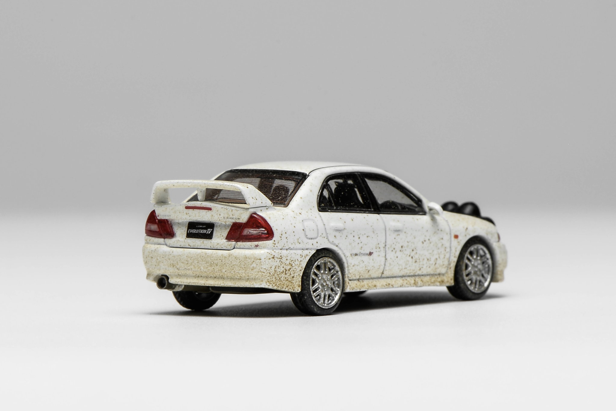 MOTOR HELIX MODEL 1/64 MITSUBISHI LANCER EVO 4 - MUDDY VERSION WITH RALLY LIGHT_1