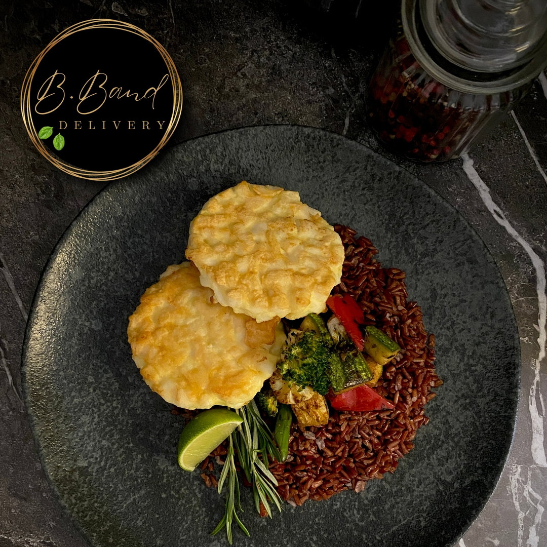Биточки из белой рыбы с красным рисом и овощами