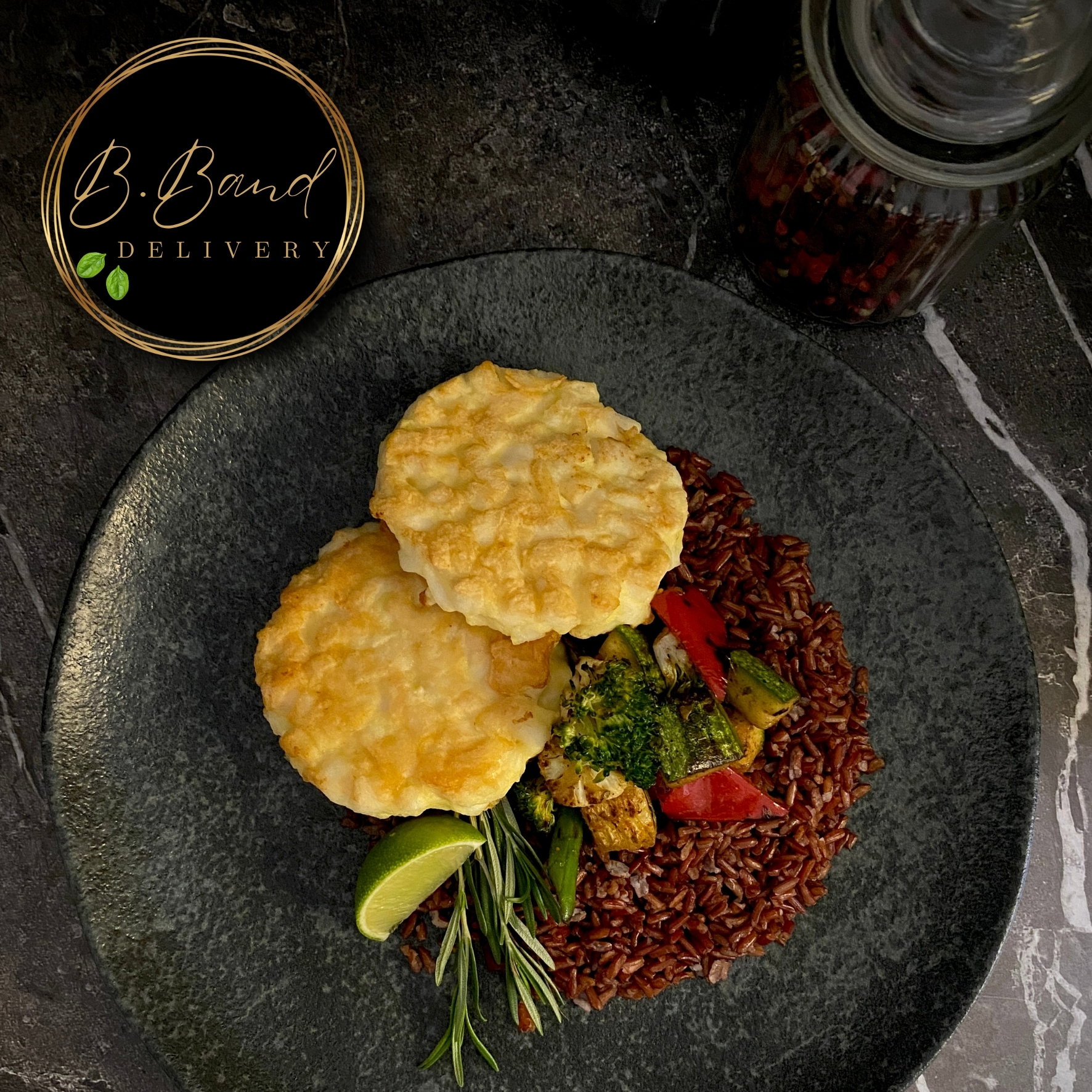 Биточки из белой рыбы с красным рисом и овощами_0