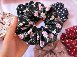 🌷 Floral Scrunchies – Your Hair’s Favorite Bouquet 🌷