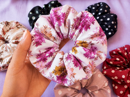 🌷 Floral Scrunchies – Your Hair’s Favorite Bouquet 🌷