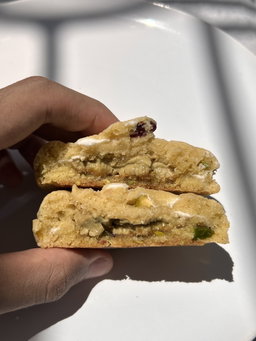 Pistacho, chocolate blanco y limón chunk cookie