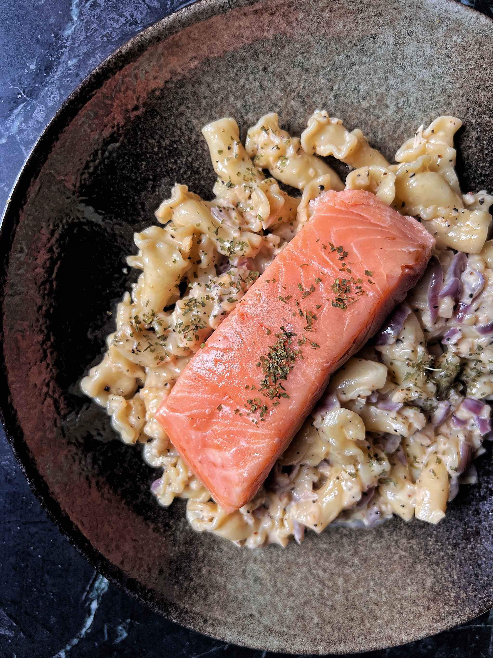 Hot-Smoked Salmon Garlic Cream Pasta_0