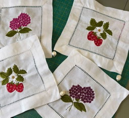 Servilleta Cóctel Bordada - Fresas + perlas