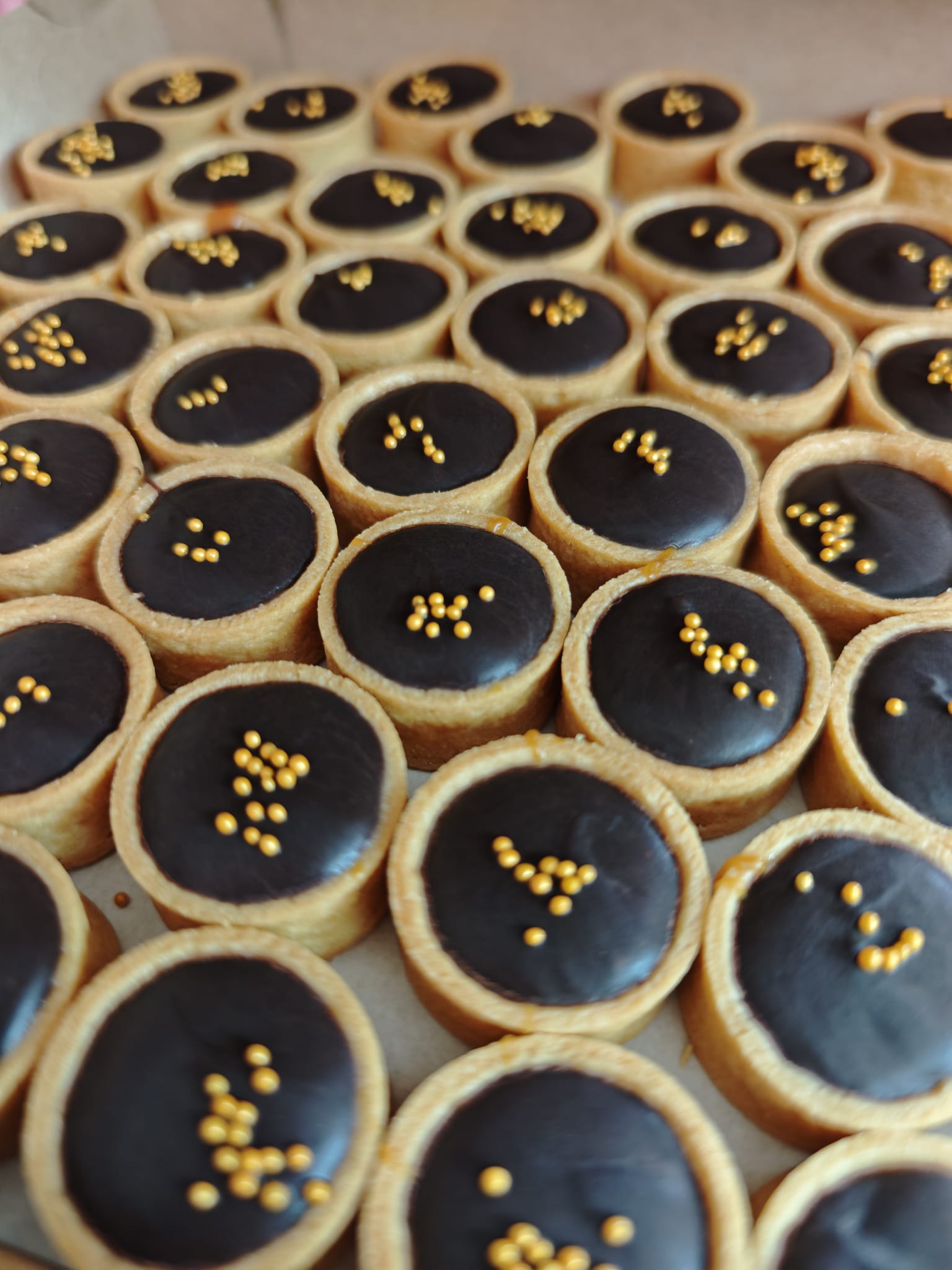 50pcs Dark/White Chocolate Salted Caramel Mini Tarts_1
