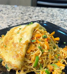 STIR FRIED NOODLES AND OMELETTE 