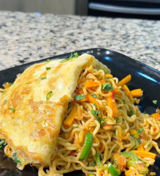 STIR FRIED NOODLES AND OMELETTE 