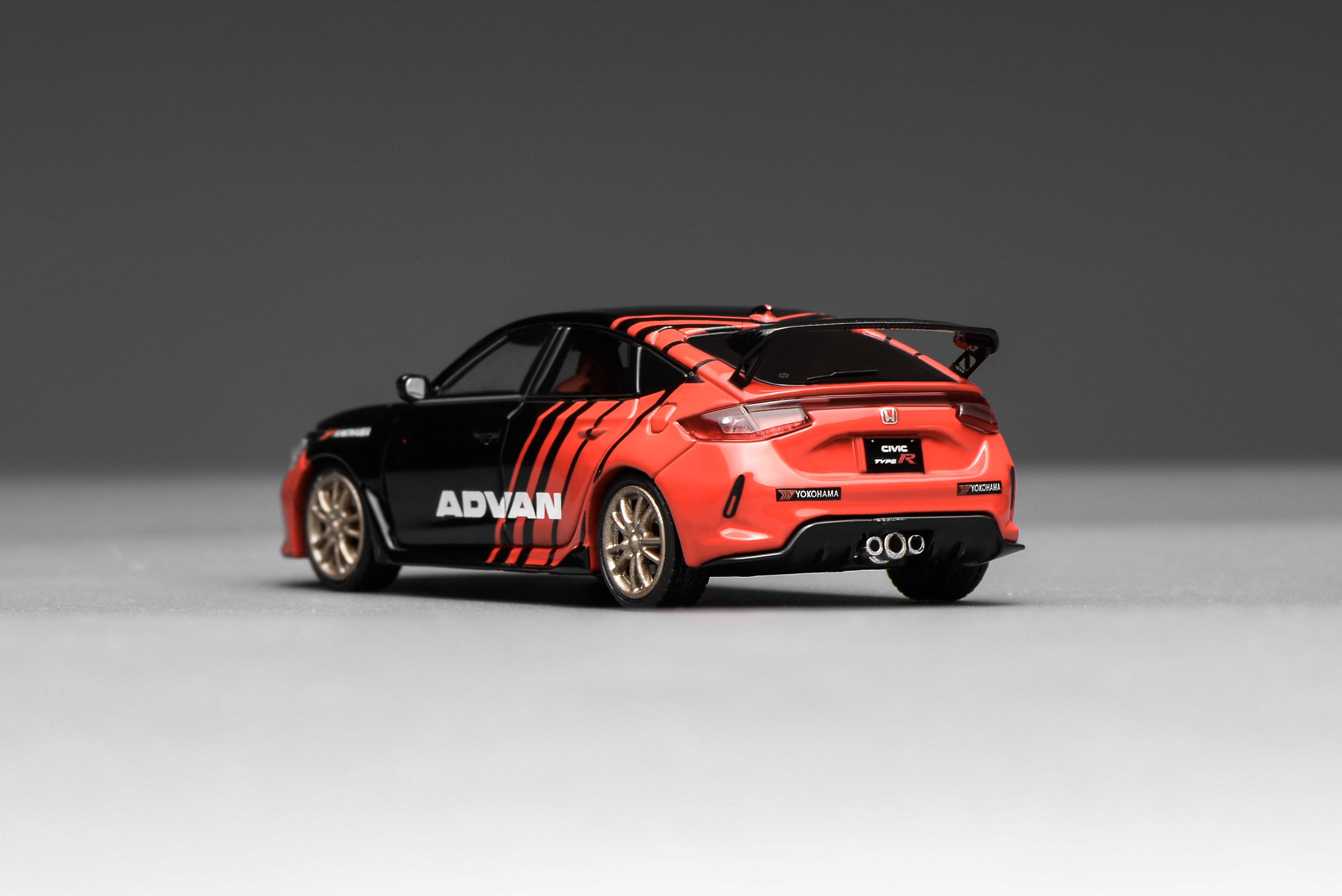 MOTOR HELIX MODEL 1/64 HONDA CIVIC TYPE-R (FL5) - ADVAN_1
