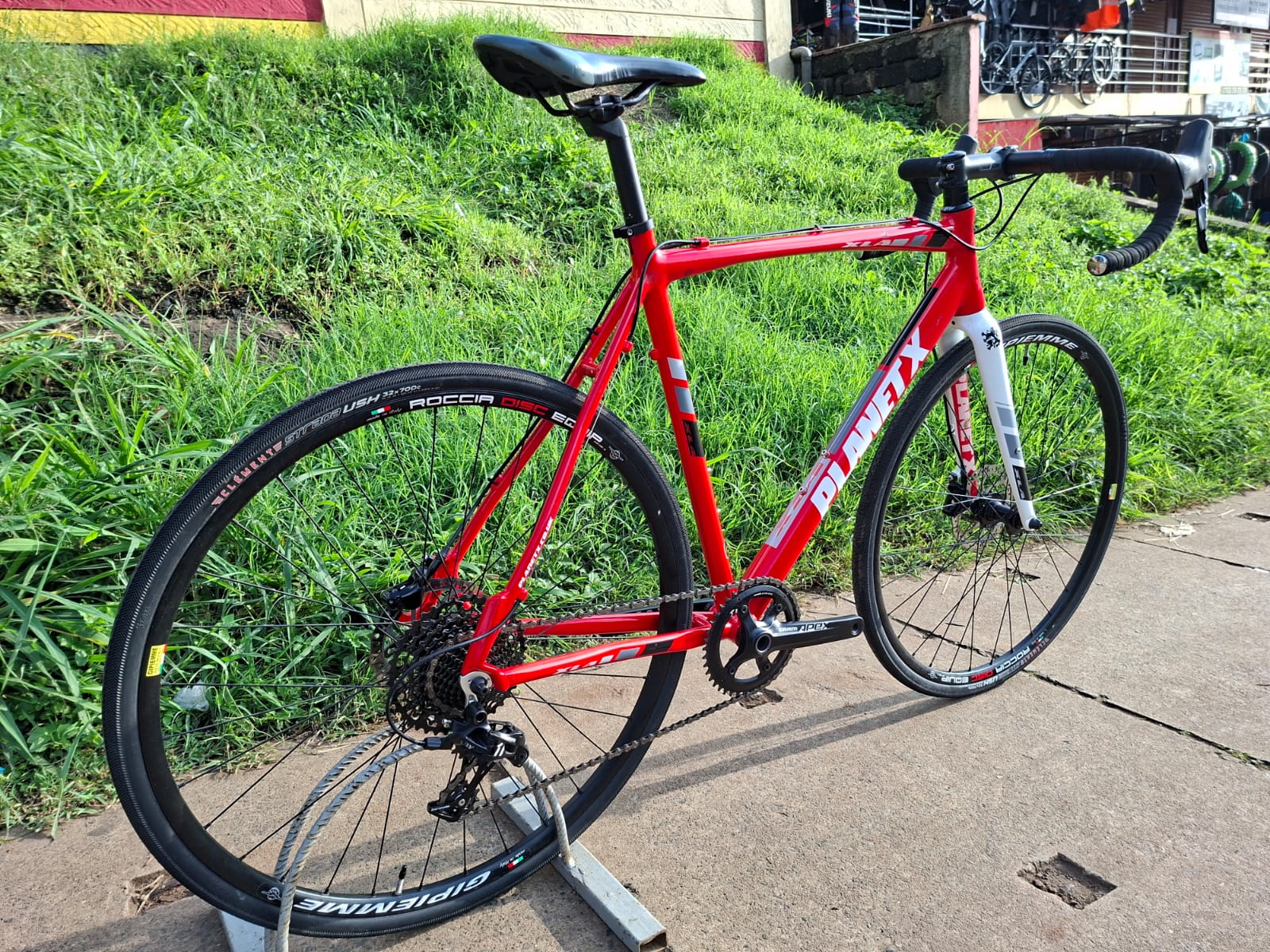Planet X XLA SRAM Apex 1 Hydraulic Gravel Bike_10