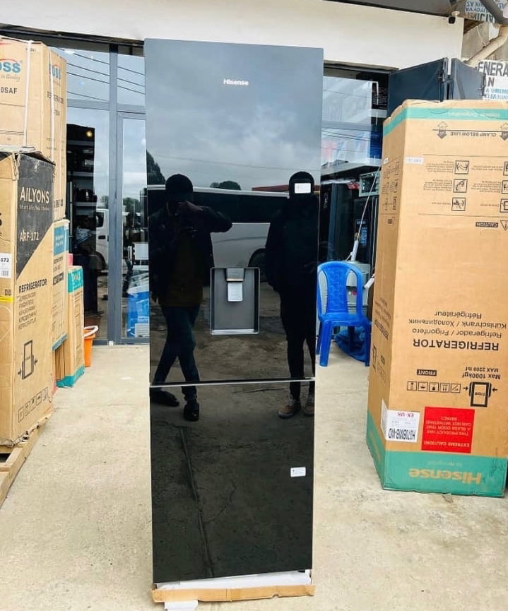 HISENSE FRIDGE WITH DESPENSER