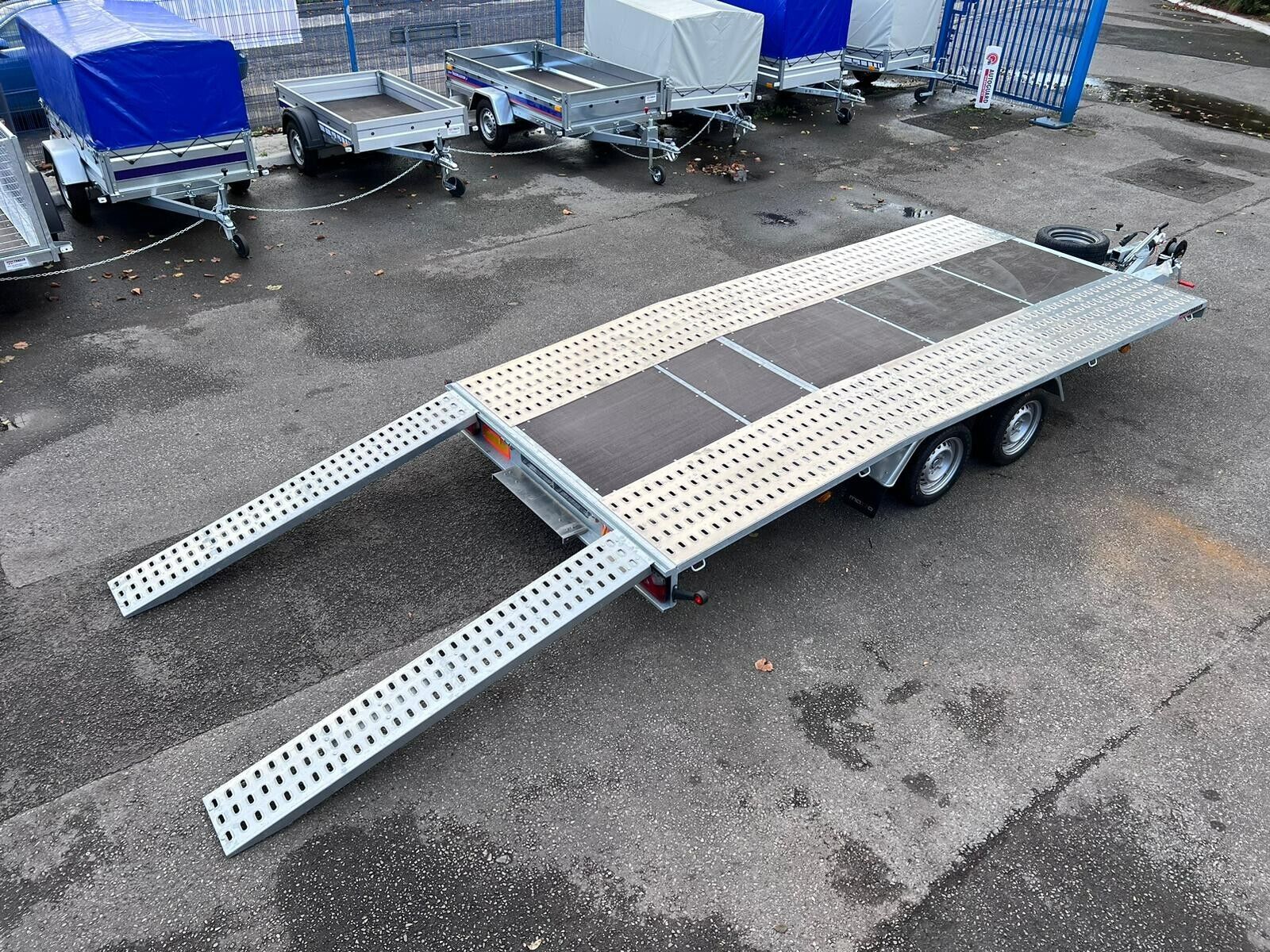Remolque para transporte de vehículos JUPITER Beaver Tail 4,58 m × 2,10 m – PTA 2 700 kg_1