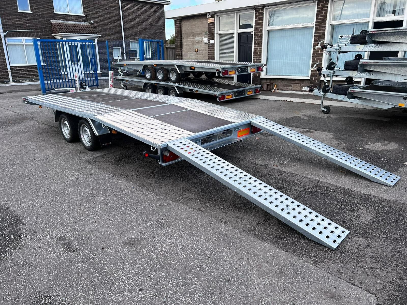 Remolque para transporte de vehículos JUPITER Beaver Tail 4,58 m × 2,10 m – PTA 2 700 kg_2