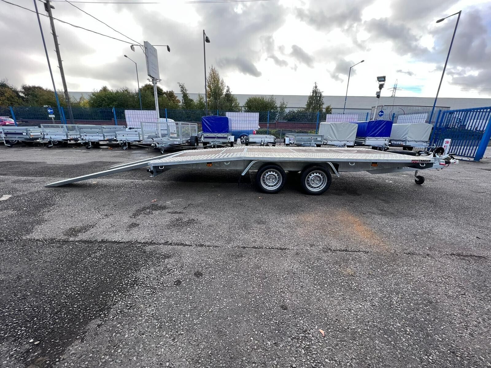 Remolque para transporte de vehículos JUPITER Beaver Tail 4,58 m × 2,10 m – PTA 2 700 kg_3