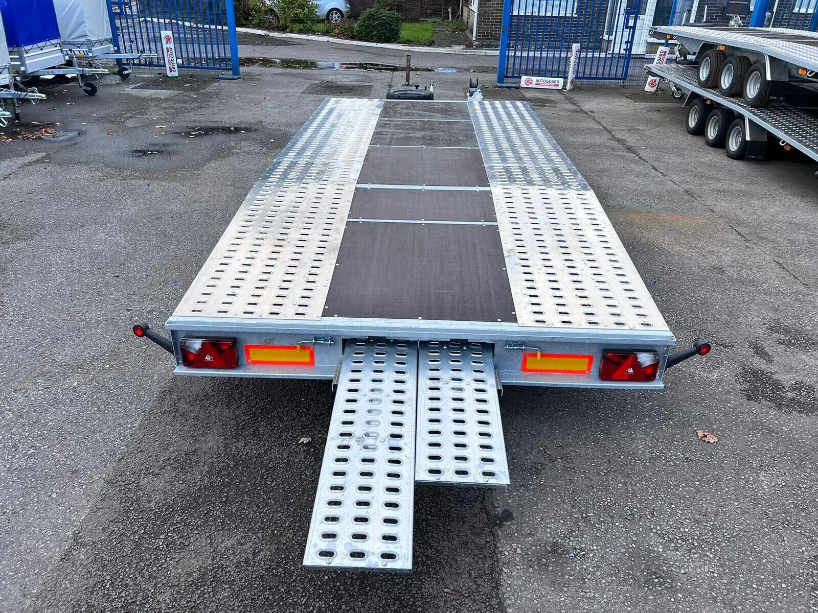 Remolque para transporte de vehículos JUPITER Beaver Tail 4,58 m × 2,10 m – PTA 2 700 kg_0