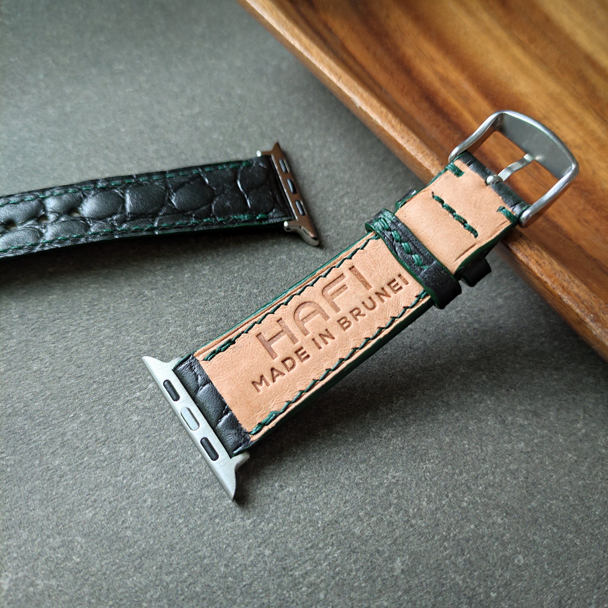 Apple Watch Strap in croc-embossed calfskin_2