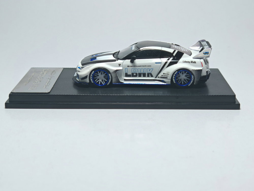 MODEL COLLECT 1/64 SKYLINE GTR (R35) LIBERTY WALK_8