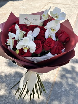 Rosas + orquídea 