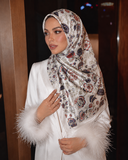 Melora Paisley in Eclat