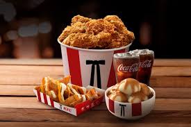 Pening nak order apa bila lepak? 🤔🍗 Jom kongsi KFC Bucket Bersama dengan geng!  Korang akan dapat 6pc ayam, 14oz Coleslaw, 2 Coke Zero, and pastinya bintang utama kita, Seaweed Shaker Fries dengan K-Lazatan yang confirm padu! 🤤🍟  Jom order sekarang! 🏃‍♂️_3