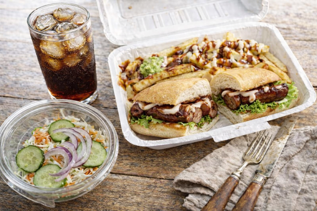 Pain Saucisse de Poulet + frites + salades + 1 can coca cola
