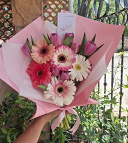 Tulipanes y gerberas