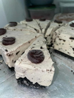 Cookies and Cream Cheesecakes Slices