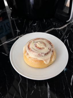 <NEW!> Cinnamon roll w/ cream cheese