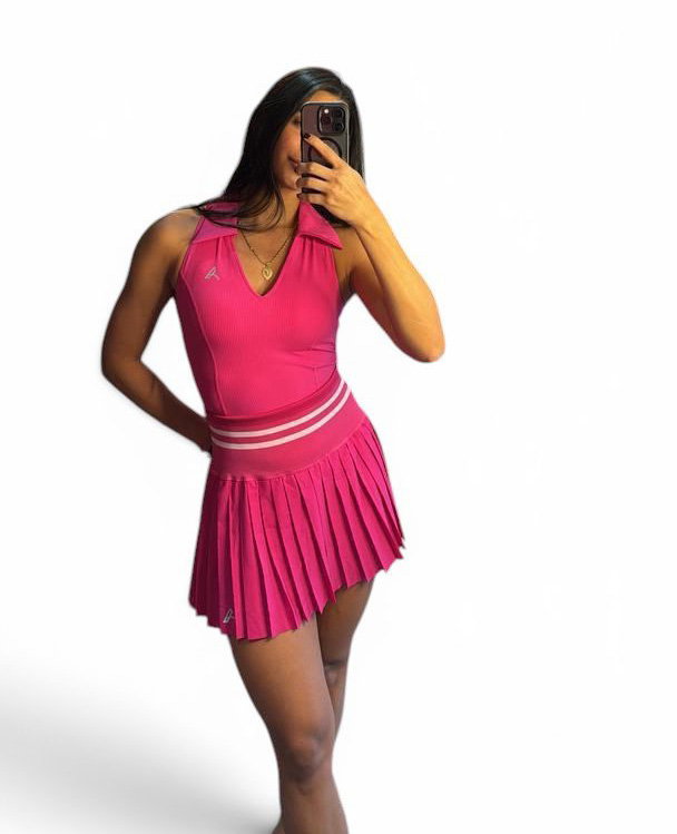 Top con cuello y falda plisada fucsia